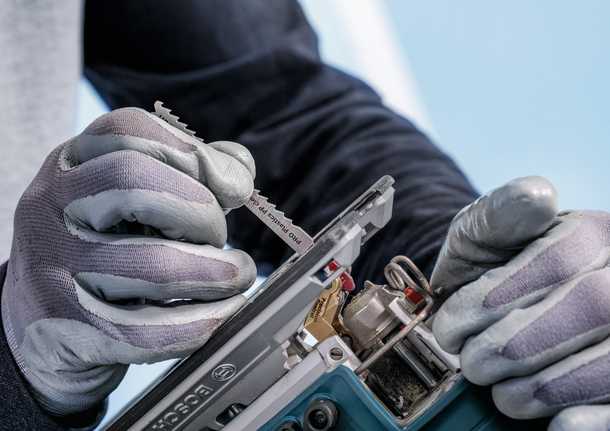 Mata gergaji Bosch dimasukkan untuk pemotongan yang presisi.