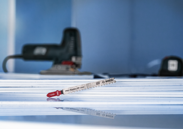 Mata gergaji ukir Bosch T102D PRO Plastics untuk pemotongan yang bersih.