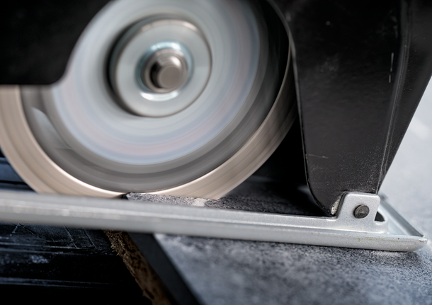 Cakram Pemotong Berlian Keramik Keras Bosch PRO sedang digunakan.