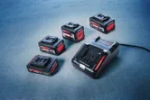 Pengisi daya Bosch EXAL18V-160 dengan empat baterai Expert 18V.
