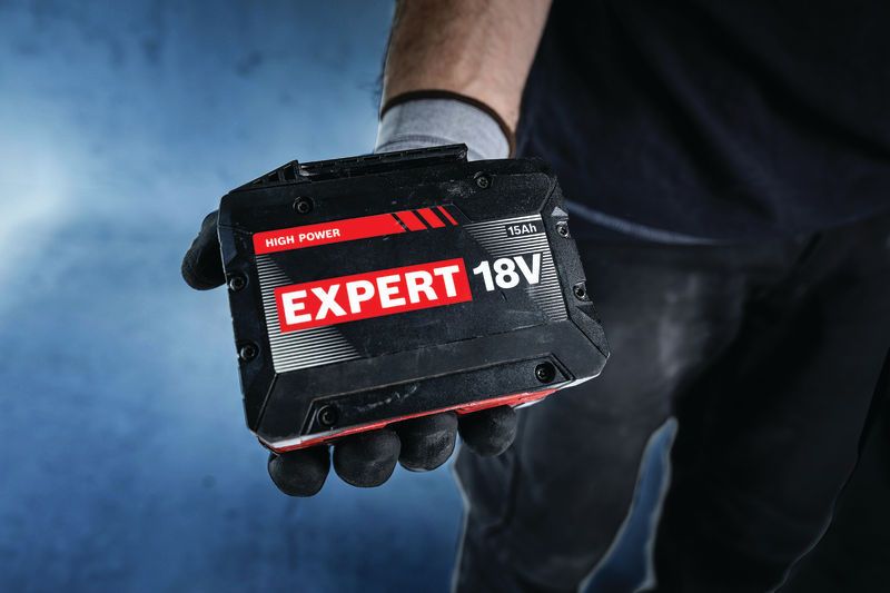 Baterai Bosch Expert 18V 15Ah dalam genggaman tangan bersarung tangan.