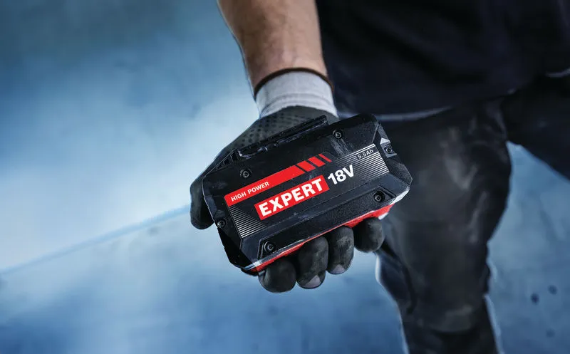 Baterai Bosch Expert 18V dipegang dengan tangan yang bersarung tangan.