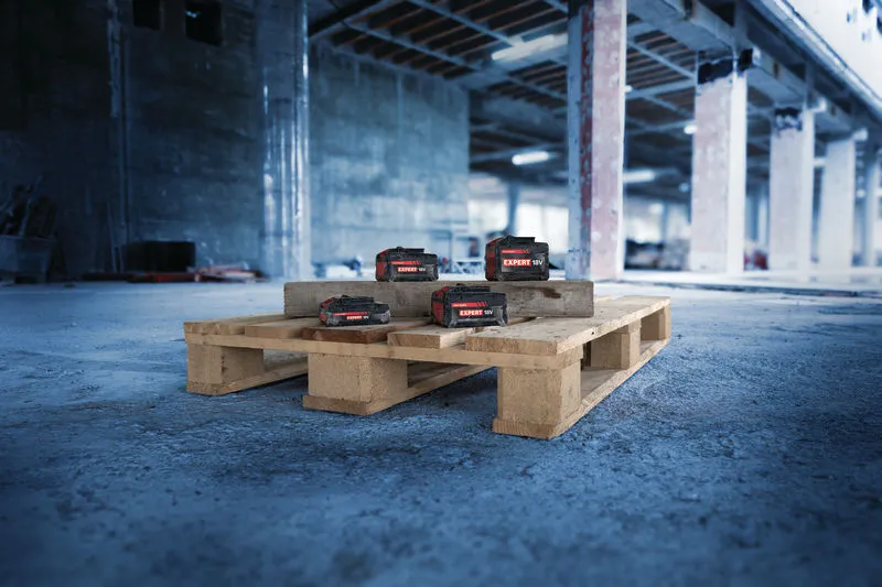 Baterai Bosch 18V Expert di atas palet kayu.