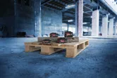 Baterai Bosch 18V Expert di atas palet kayu.