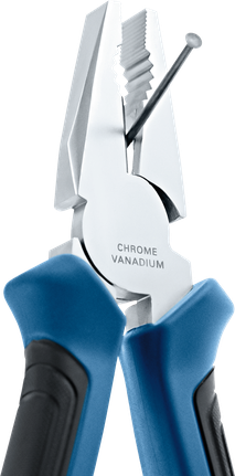 Tang kombinasi mencengkeram paku logam.