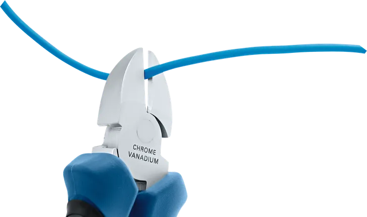 Seseorang memegang tang berinsulasi untuk memotong kabel listrik berwarna biru.