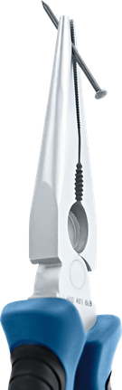 Tang penjepit berujung panjang mencengkeram paku.