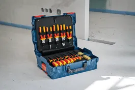 Set Perlengkapan Tukang Listrik Bosch, Isi 37 buah, terbuka di lantai.