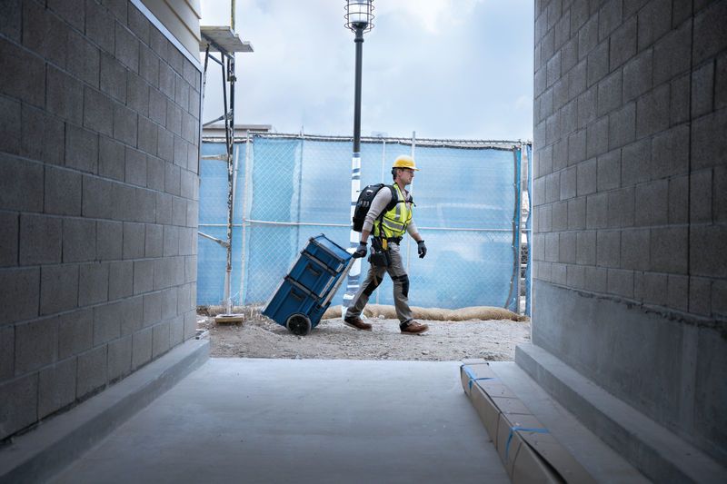 Sistem tas jinjing Bosch L-BOXX Contractor Set 3 di lokasi proyek.