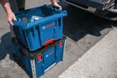 Sistem penumpukan peti kemas Bosch L-BOXX Contractor di atas kotak pembawa.