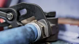 Kunci pipa digunakan untuk mengencangkan sambungan pipa logam pada peralatan industri.