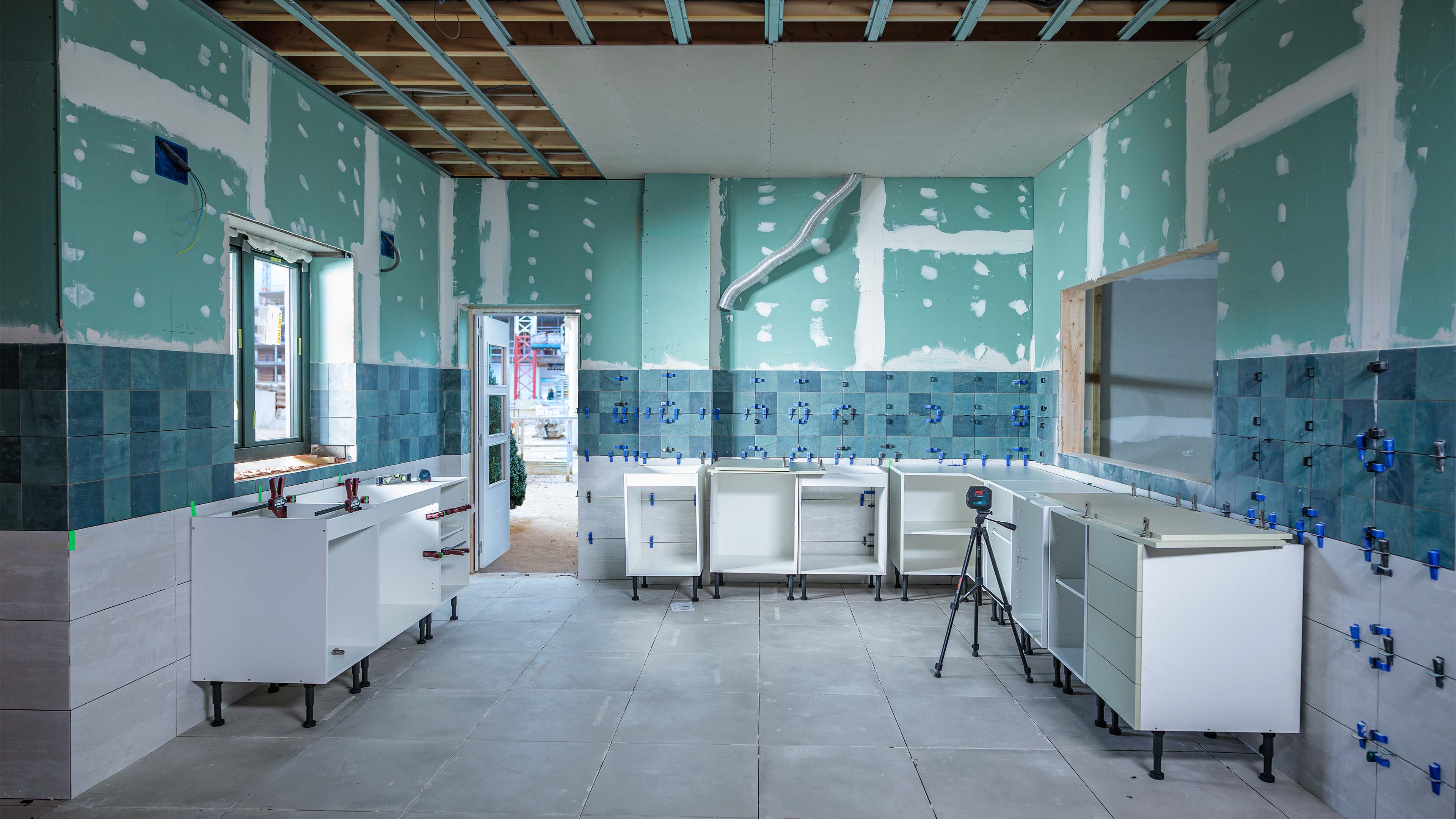 Memasang meja datar dapur/menggantung kabinet